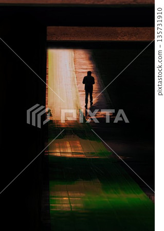 人們正穿過地下通道 人們正穿過地下通道 135731910