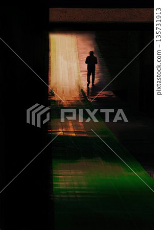 人們正穿過地下通道 人們正穿過地下通道 135731913