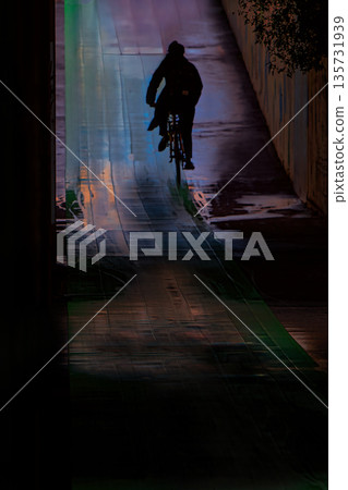 一名男子騎著自行車穿過地下通道。 一名男子騎著自行車穿過地下通道。 135731939