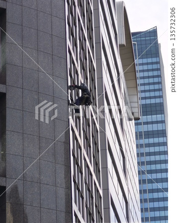清潔建築物的玻璃 清潔建築物的玻璃 135732306