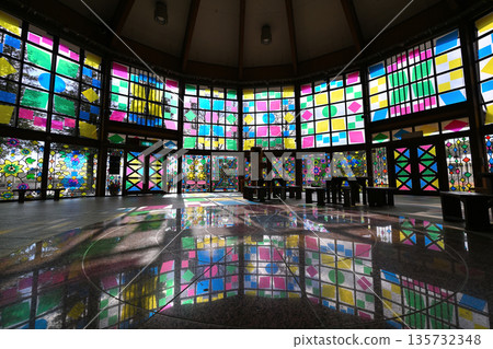 彩色玻璃的彩繪牆 135732348