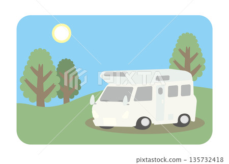 在陽光明媚的日子裡，山間一輛簡樸的露營車。 135732418