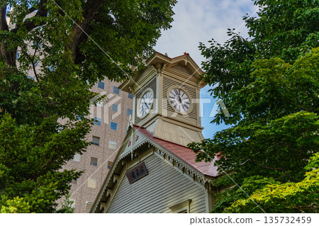 北海道:札幌的藍天與札幌鐘樓 北海道:札幌的藍天與札幌鐘樓 135732459