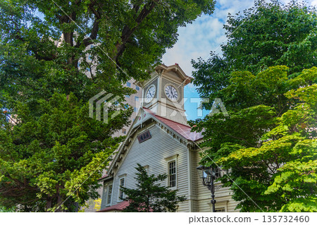 北海道：札幌的藍天與札幌鐘樓 135732460