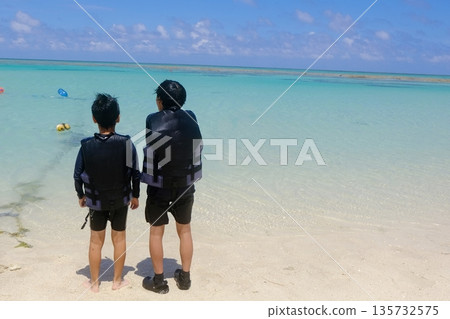 Brothers looking at the sea at Hatenohama Brothers looking at the sea at Hatenohama 135732575