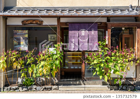 Kyoto confectionery shop Murasakino Gensui (a branch of the long-established Gensui shop near Nijo Castle) offers the famous "Matsu no Midori" confectionery in Nishionocho, Oyama, Kita Ward, Kyoto City. 135732579