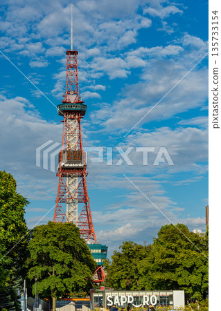 北海道、藍天和札幌電視塔位於大通公園 135733154