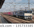 一列由電力機車（1）EF64 牽引的貨運列車 135733385