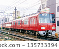 一列紅色通勤列車行駛在名古屋鐵道本線上。 135733394