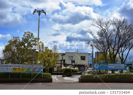 Takashima City, Shiga Prefecture: Green space and blue sky in front of the east exit of Omi-Imazu Station on the Kosei Line 135733404
