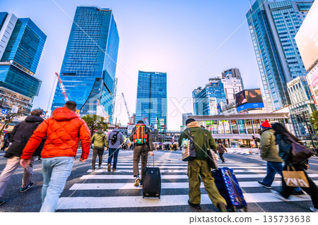 Tokyo cityscape in Japan, suitcases, etc. Inbound tourism continues... Foreign tourists crossing Shibuya Scramble Crossing Tokyo cityscape in Japan, suitcases, etc. Inbound tourism continues... Foreign tourists crossing Shibuya Scramble Crossing 135733638