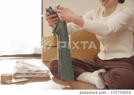 年輕女子正在收拾行李準備搬家 135733659
