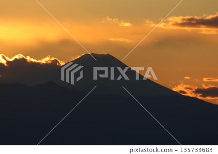 Mt.Fuji colored by the setting sun Mt.Fuji colored by the setting sun 135733683