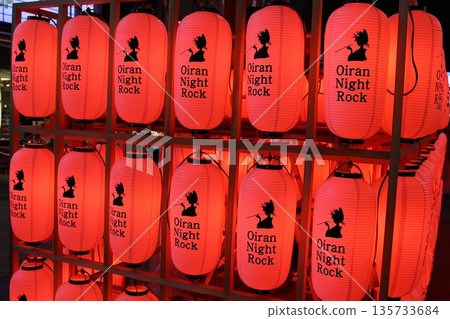 夜晚有很多燈籠 夜晚有很多燈籠 135733684