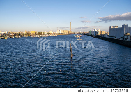 沿著河邊的行 135733816