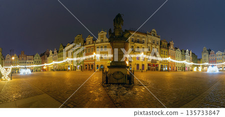 Panoramic night view of decorated old market square in Poznan 135733847
