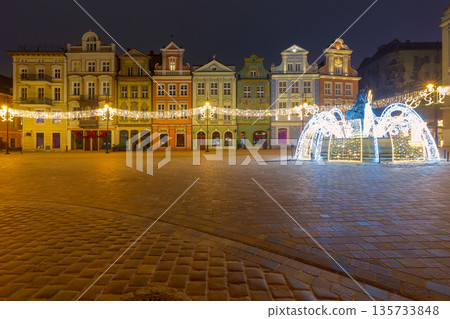 Panoramic night view of decorated old market square in Poznan 135733848