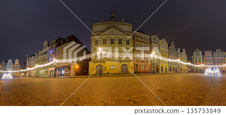 Panoramic night view of decorated old market square in Poznan 135733849