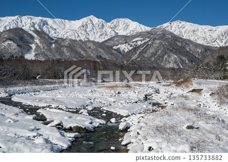 冬季景色:白馬村,長野縣,北阿爾卑斯山脈的皚皚白雪 冬季景色:白馬村,長野縣,北阿爾卑斯山脈的皚皚白雪 135733882