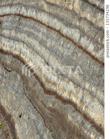 伊豆大島道路沿線露出的褶皺地層橫切面 135734296