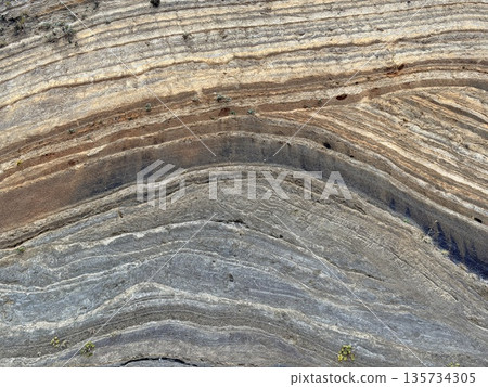 伊豆大島道路沿線露出的褶皺地層橫切面 135734305