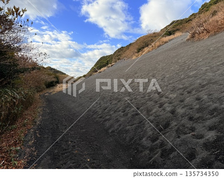 在伊豆大島三原山健行時看到的火山口蒸氣景象 在伊豆大島三原山健行時看到的火山口蒸氣景象 135734350