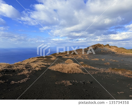 在伊豆大島三原山健行時看到的火山口蒸氣景象 135734358