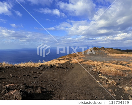 在伊豆大島三原山健行時看到的火山口蒸氣景象 在伊豆大島三原山健行時看到的火山口蒸氣景象 135734359