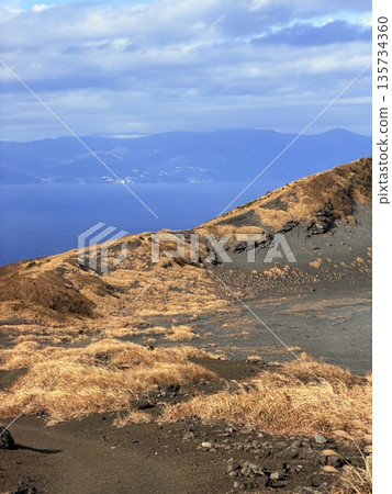 在伊豆大島三原山健行時看到的火山口蒸氣景象 135734360