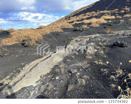 在伊豆大島三原山健行時看到的火山口蒸氣景象 在伊豆大島三原山健行時看到的火山口蒸氣景象 135734362