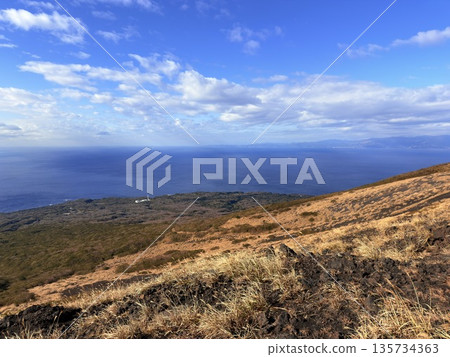 在伊豆大島三原山健行時看到的火山口蒸氣景象 在伊豆大島三原山健行時看到的火山口蒸氣景象 135734363