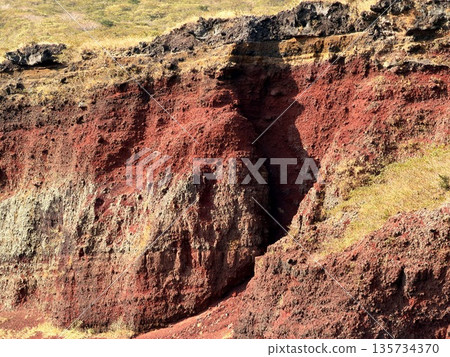 在伊豆大島三原山健行時看到的火山口蒸氣景象 135734370