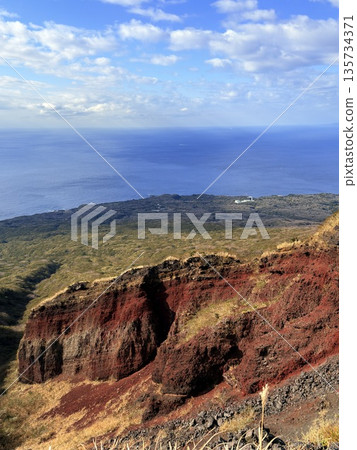 在伊豆大島三原山健行時看到的火山口蒸氣景象 在伊豆大島三原山健行時看到的火山口蒸氣景象 135734371
