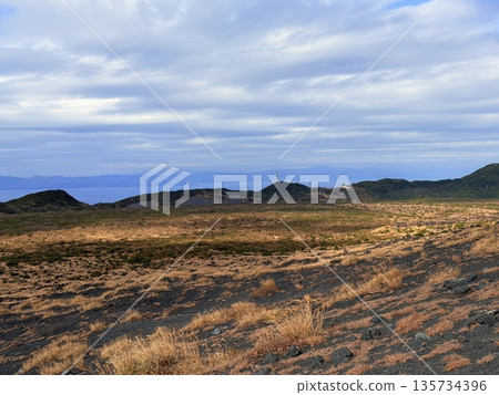 在伊豆大島三原山健行時看到的火山口蒸氣景象 135734396
