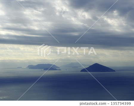 在伊豆大島三原山健行時看到的火山口蒸氣景象 在伊豆大島三原山健行時看到的火山口蒸氣景象 135734399