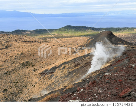 在伊豆大島三原山健行時看到的火山口蒸氣景象 135734428