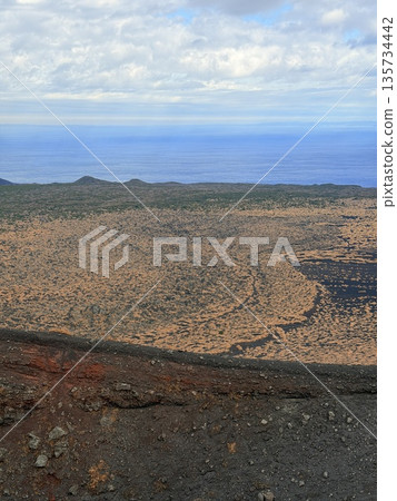 在伊豆大島三原山健行時看到的火山口蒸氣景象 在伊豆大島三原山健行時看到的火山口蒸氣景象 135734442