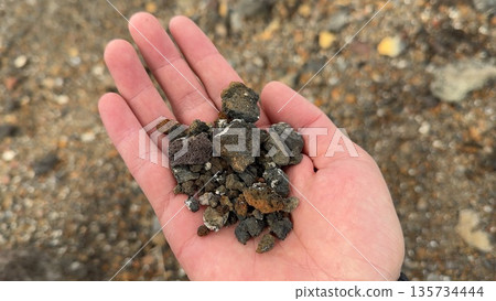 在伊豆大島三原山健行時看到的火山口蒸氣景象 在伊豆大島三原山健行時看到的火山口蒸氣景象 135734444