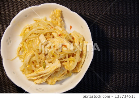 Stir-fried bean sprouts and chicken Stir-fried bean sprouts and chicken 135734515