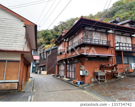 伊豆大島羽生港充滿懷舊復古氣息的港口城鎮景觀 135734742