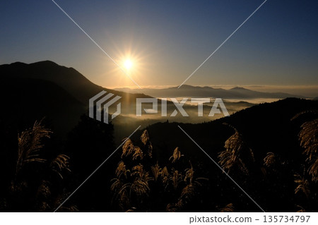 從岩見峠眺望龍頭山日出。 從岩見峠眺望龍頭山日出。 135734797