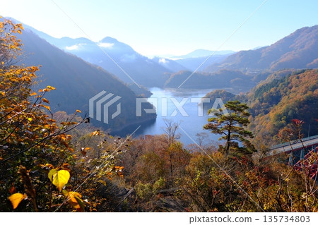 從觀景台上眺望辰姬湖的秋景 135734803