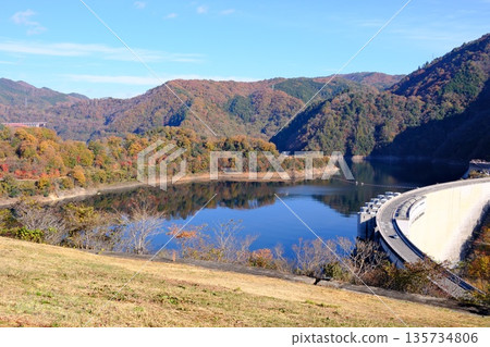 阿基奧塔鎮努庫伊水壩的秋景 135734806