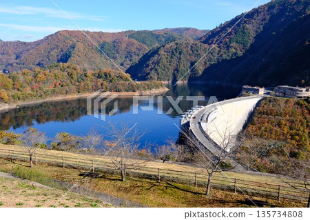 阿基奧塔鎮努庫伊水壩的秋景 阿基奧塔鎮努庫伊水壩的秋景 135734808