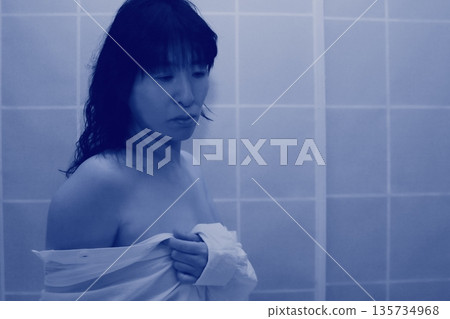 一位女子靠在白牆上 一位女子靠在白牆上 135734968