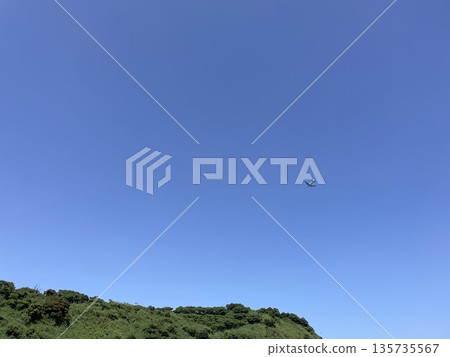 飛行中的飛機和山丘 飛行中的飛機和山丘 135735567