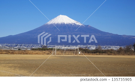 來自富士河河床的富士 135735905