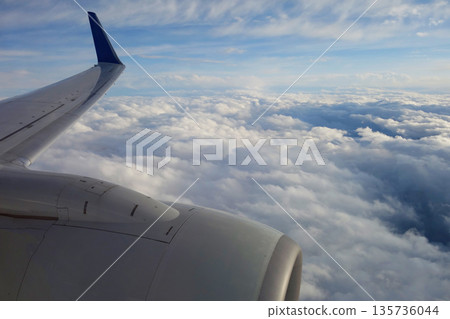 從客機舷窗望出去，可以看到雲層上方的景色。 135736044