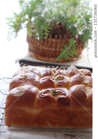 Freshly baked handmade tear-and-tear bread 135736060
