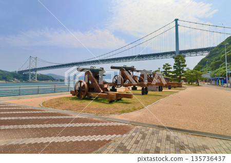 從下關市的三木須川公園眺望關門橋和砲台，這裡是壇之浦戰場遺址。 135736437